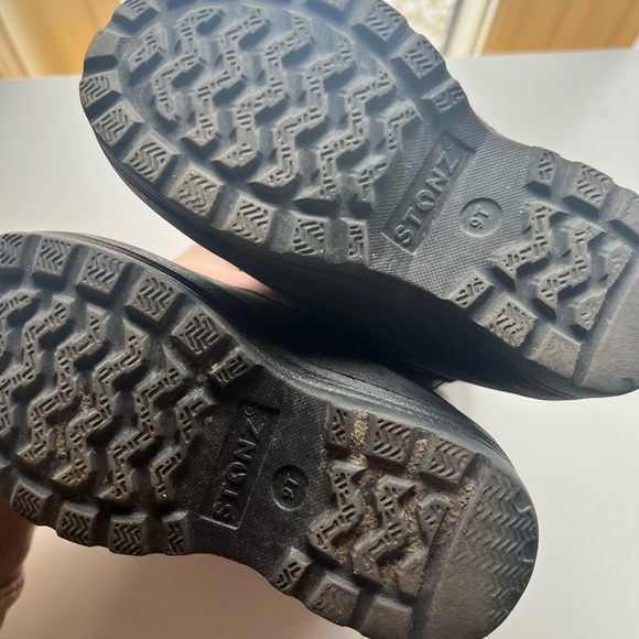 Toddler Size 9 Stonz Winter Boots - Picture 3 of 4